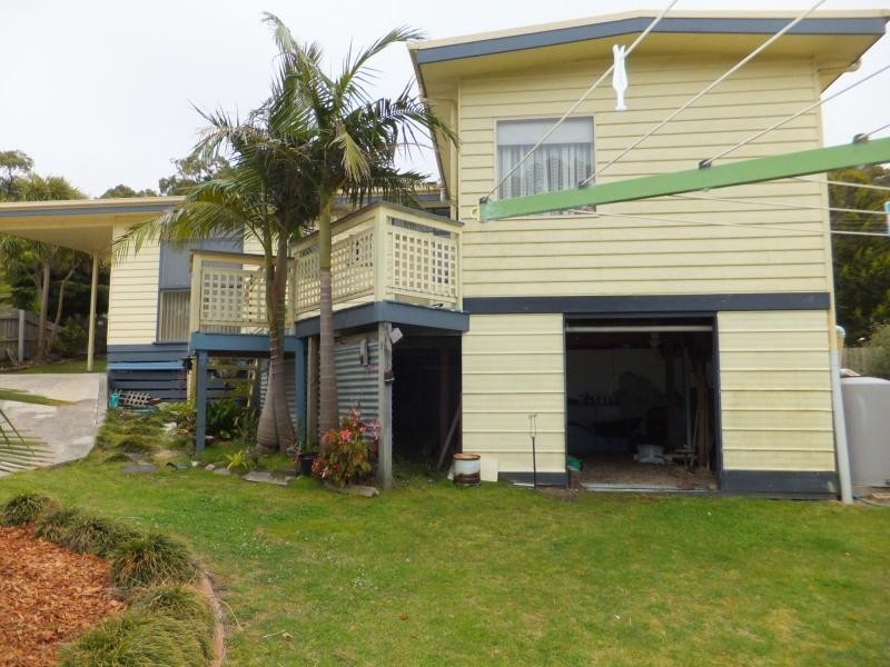 8 Robin Street, Lakes Entrance VIC 3909