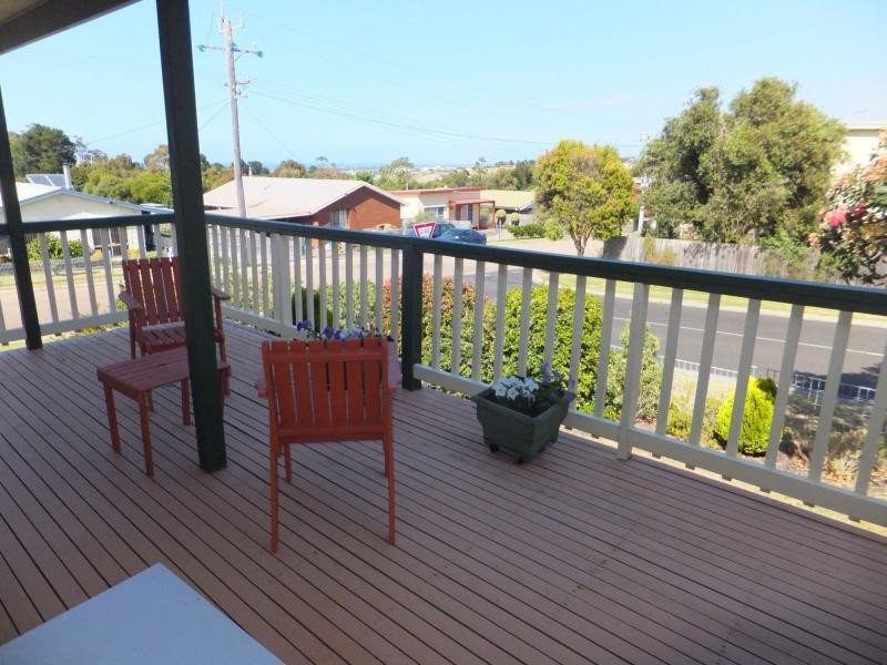 8 Mist Street, Lakes Entrance VIC 3909