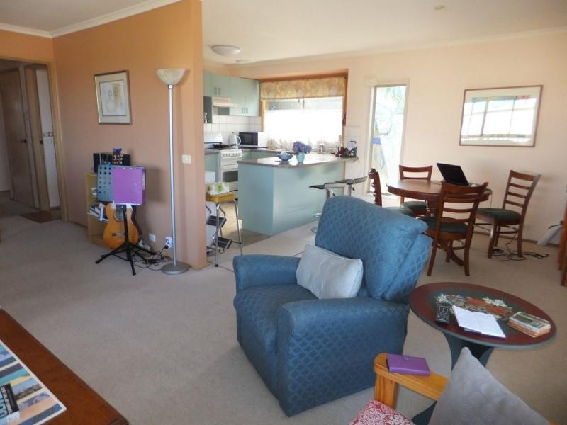 8 Mist Street, Lakes Entrance VIC 3909