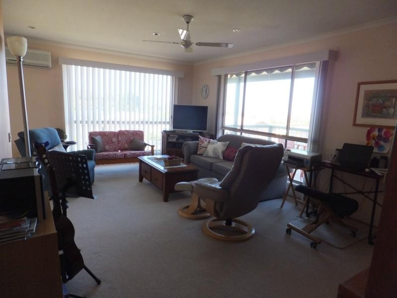 8 Mist Street, Lakes Entrance VIC 3909