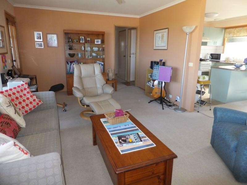 8 Mist Street, Lakes Entrance VIC 3909