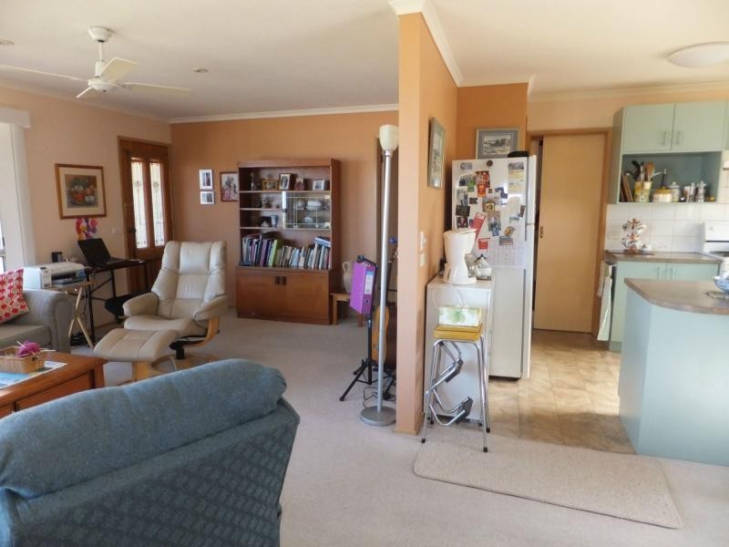 8 Mist Street, Lakes Entrance VIC 3909