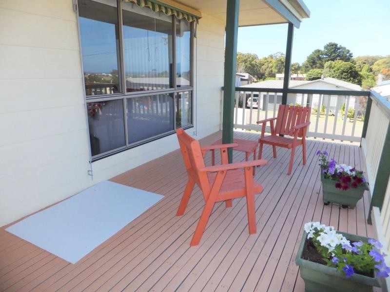 8 Mist Street, Lakes Entrance VIC 3909