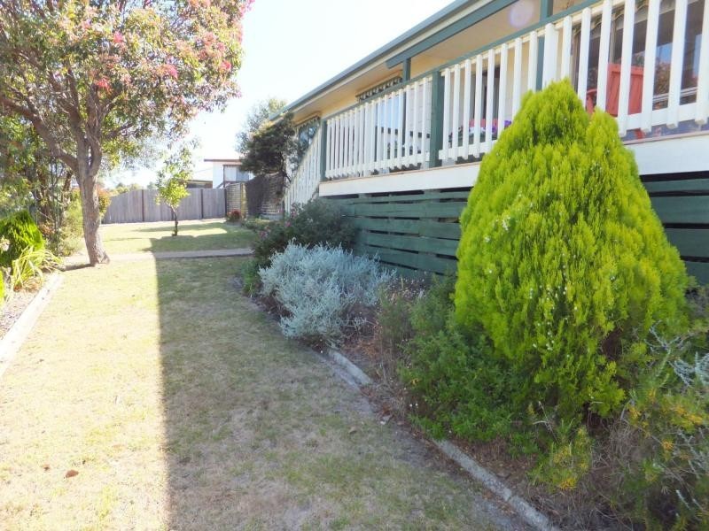 8 Mist Street, Lakes Entrance VIC 3909