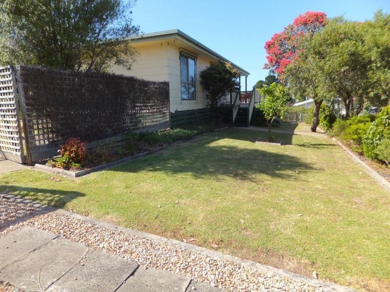 8 Mist Street, Lakes Entrance VIC 3909