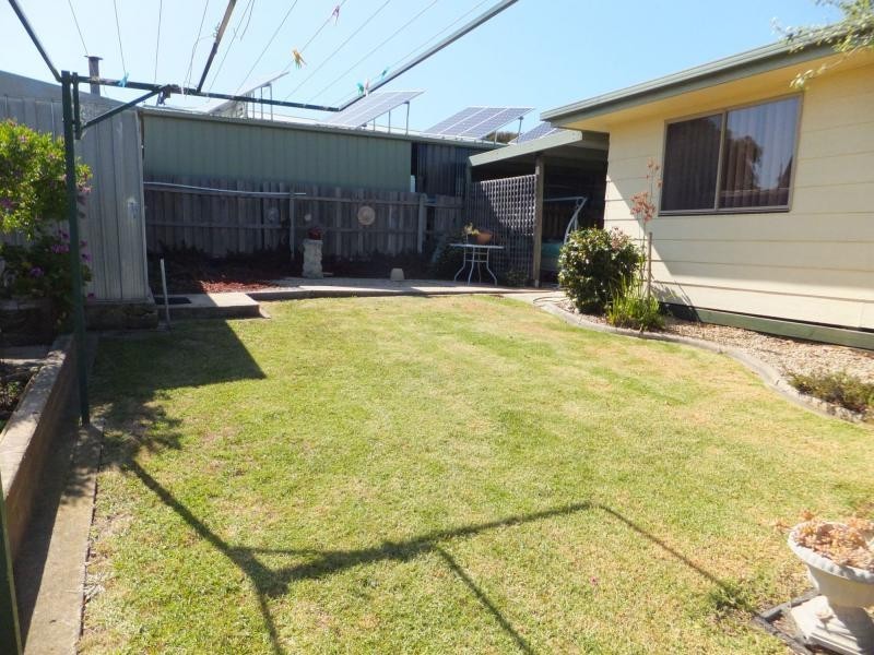 8 Mist Street, Lakes Entrance VIC 3909