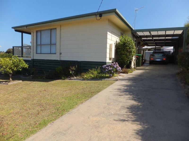 8 Mist Street, Lakes Entrance VIC 3909