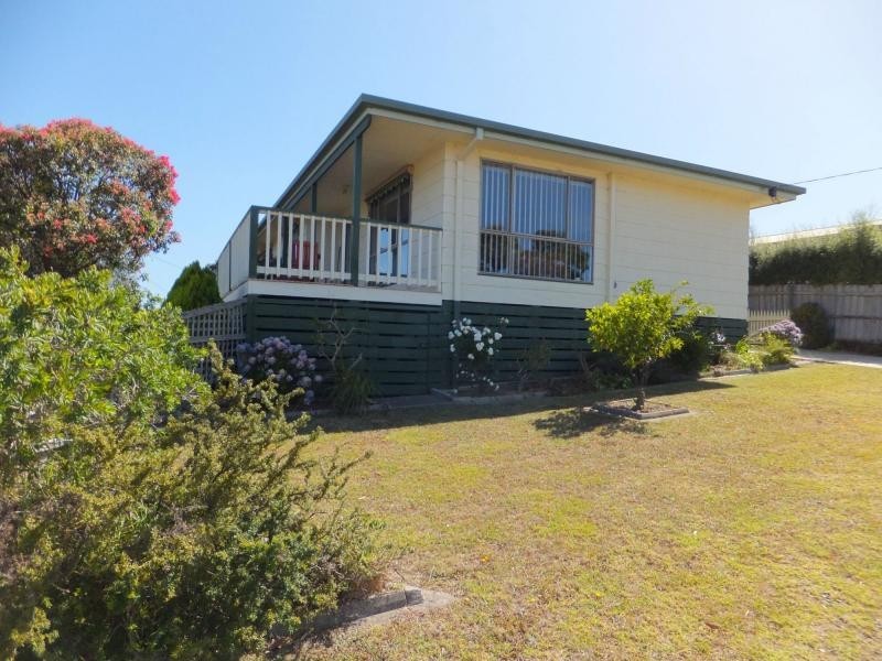 8 Mist Street, Lakes Entrance VIC 3909
