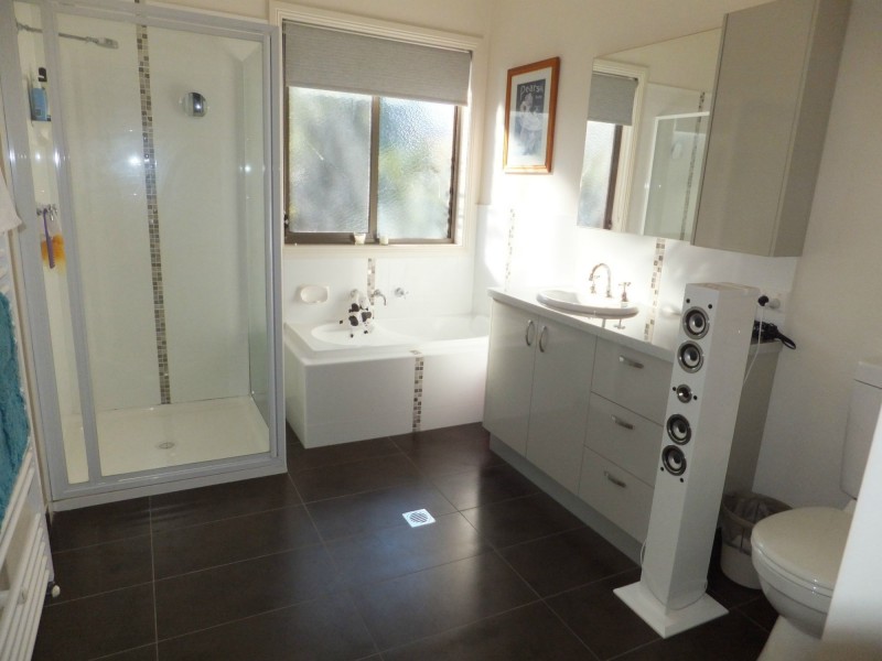 16 Ballantine Street, Bairnsdale VIC 3875