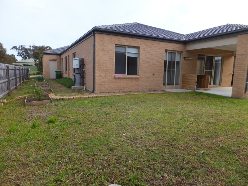 8 Stewart Place, Bairnsdale VIC 3875