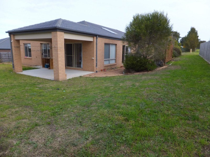 8 Stewart Place, Bairnsdale VIC 3875