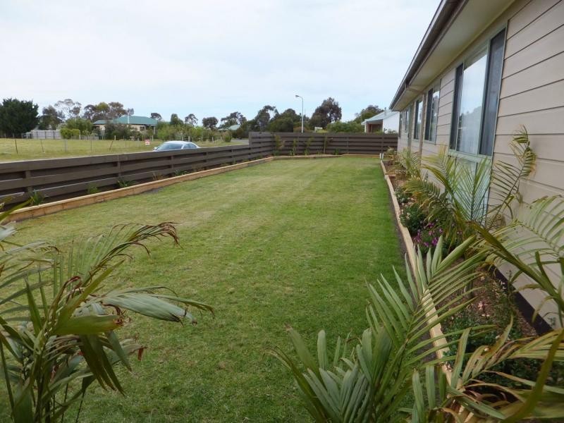 2 Lake Tide Avenue, Newlands Arm VIC 3875