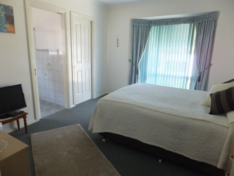 6 McMahons Road, Lakes Entrance VIC 3909