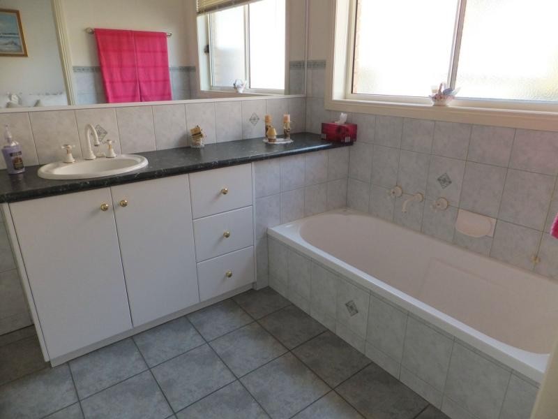 6 McMahons Road, Lakes Entrance VIC 3909