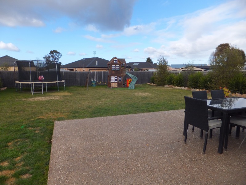 90 Gatehouse Dr, Bairnsdale VIC 3875