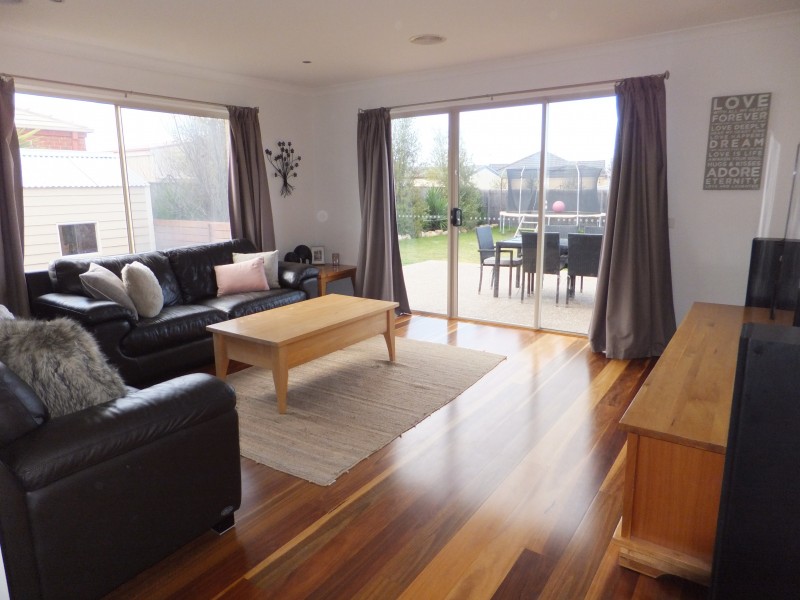 90 Gatehouse Dr, Bairnsdale VIC 3875