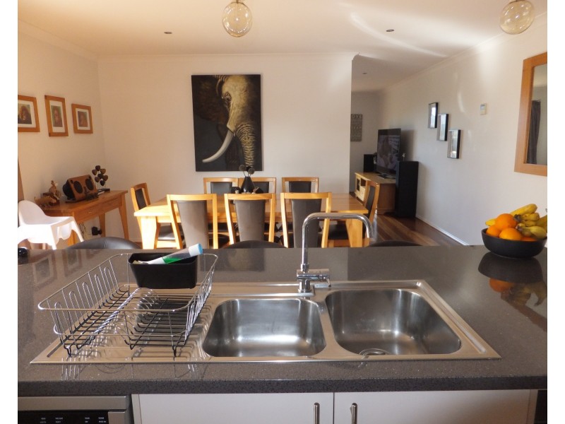 90 Gatehouse Dr, Bairnsdale VIC 3875