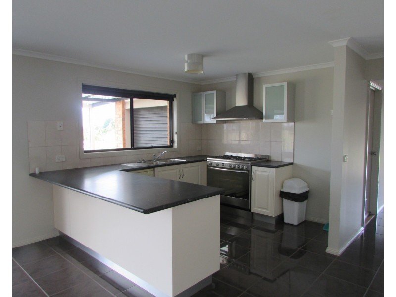 8 Lake Tide Ave, Newlands Arm VIC 3875