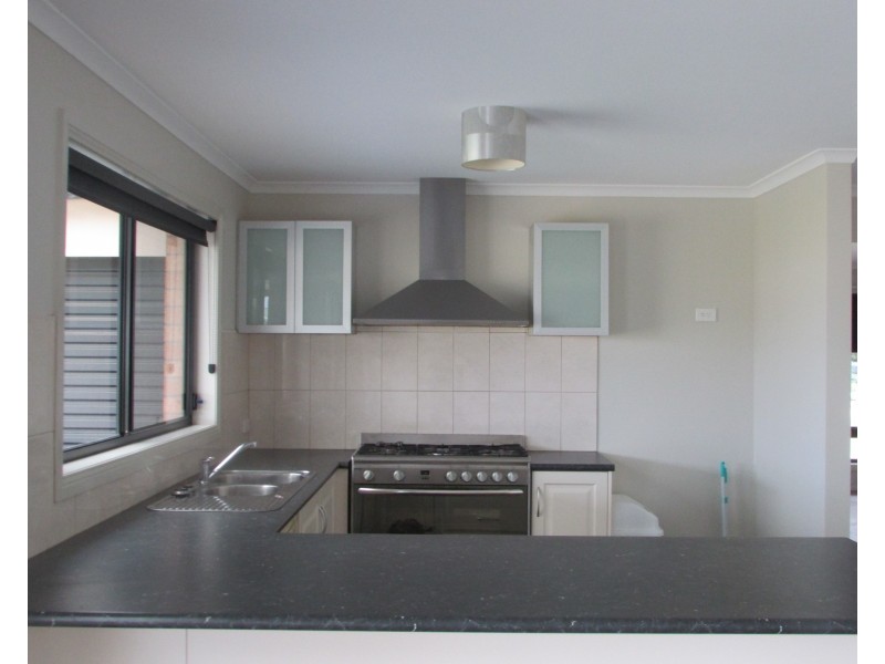 8 Lake Tide Ave, Newlands Arm VIC 3875