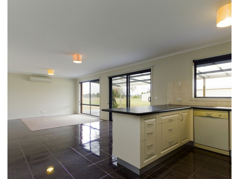 8 Lake Tide Ave, Newlands Arm VIC 3875