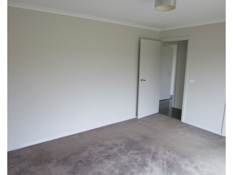 8 Lake Tide Ave, Newlands Arm VIC 3875