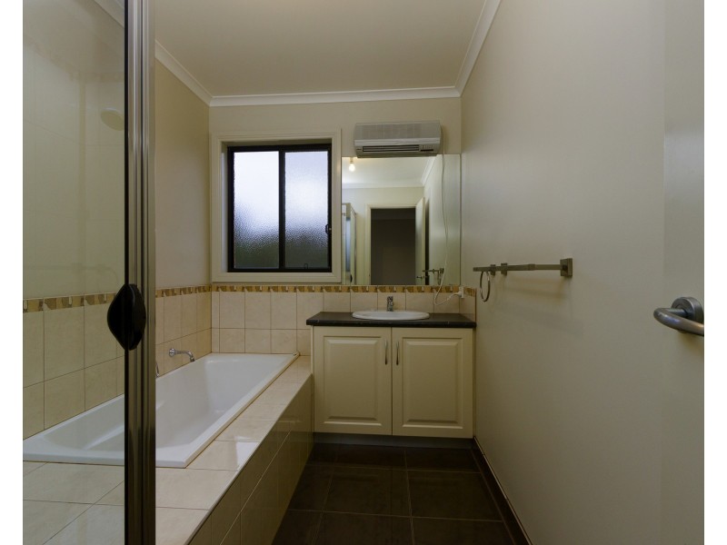 8 Lake Tide Ave, Newlands Arm VIC 3875