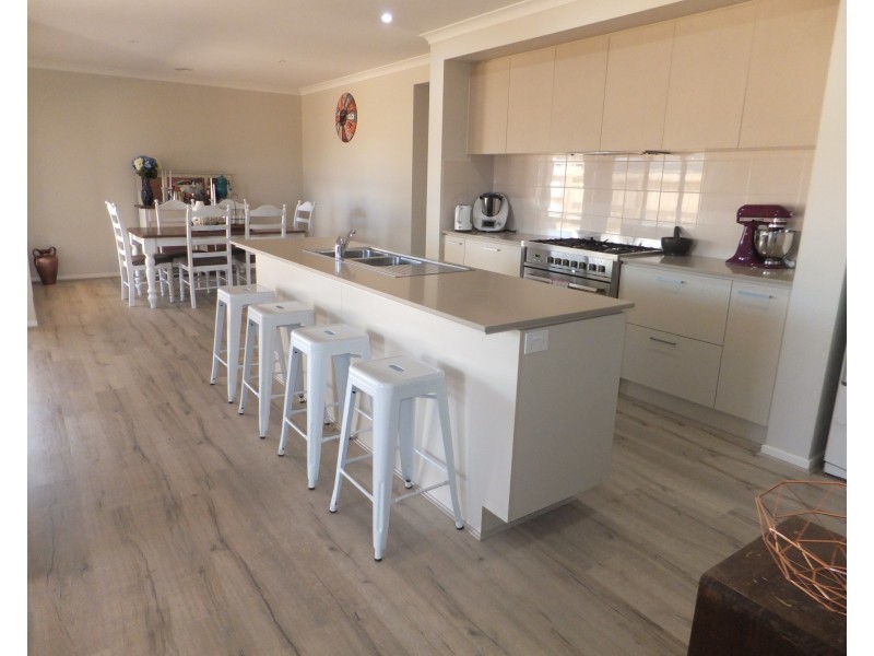 37 Len Cook Drive, Bairnsdale VIC 3875