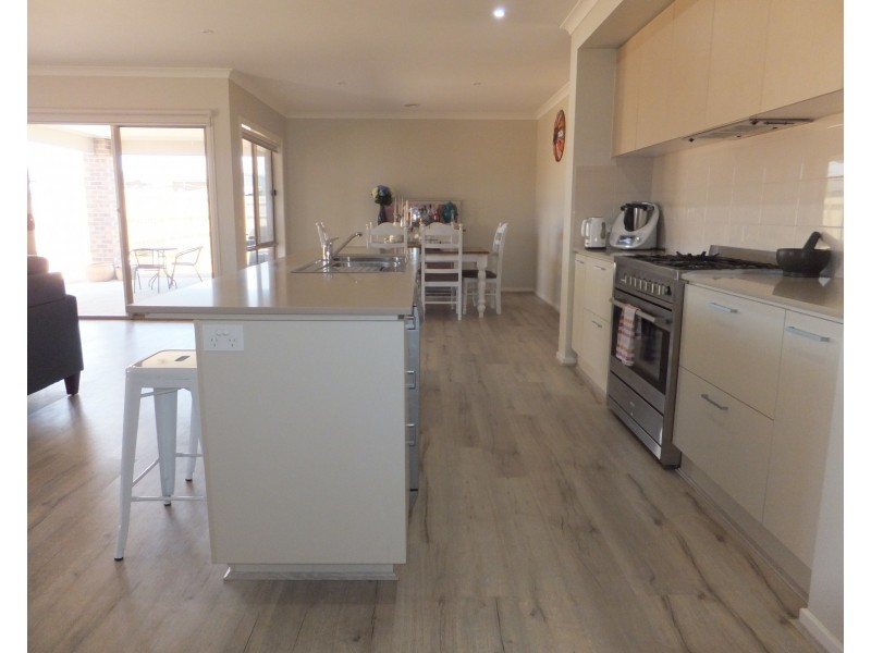 37 Len Cook Drive, Bairnsdale VIC 3875