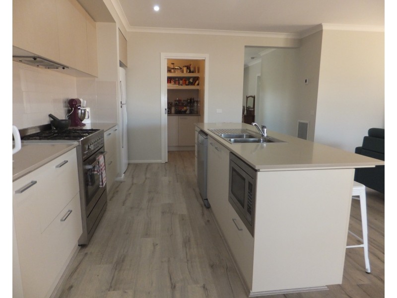 37 Len Cook Drive, Bairnsdale VIC 3875