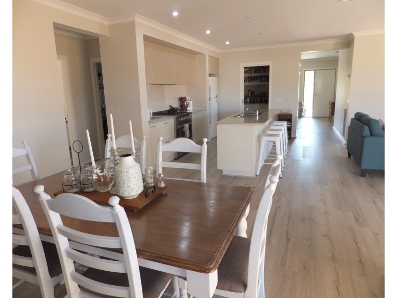 37 Len Cook Drive, Bairnsdale VIC 3875