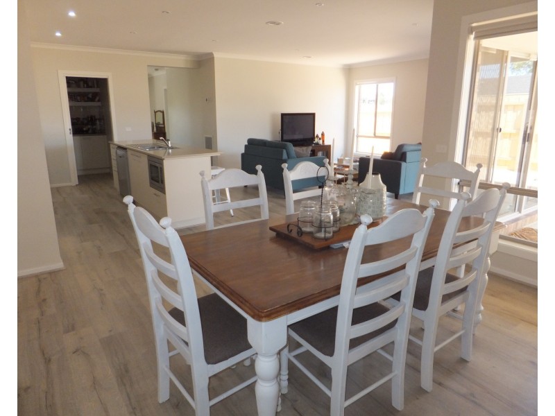 37 Len Cook Drive, Bairnsdale VIC 3875