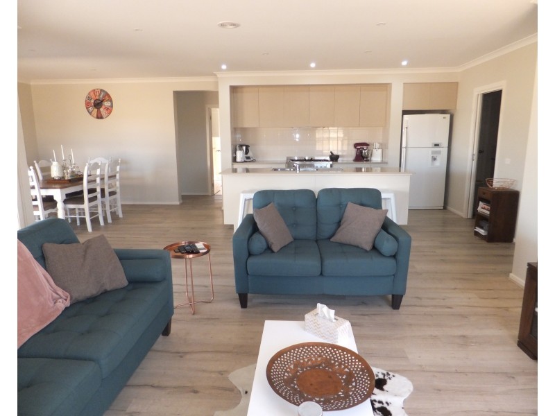 37 Len Cook Drive, Bairnsdale VIC 3875