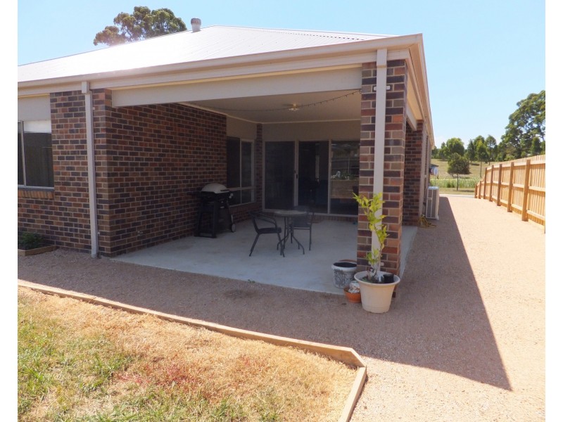 37 Len Cook Drive, Bairnsdale VIC 3875