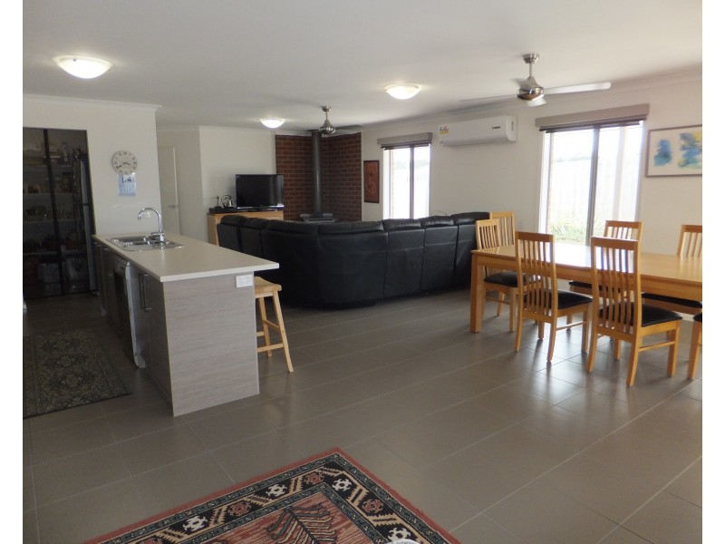 14 Westbury Way, Lakes Entrance VIC 3909