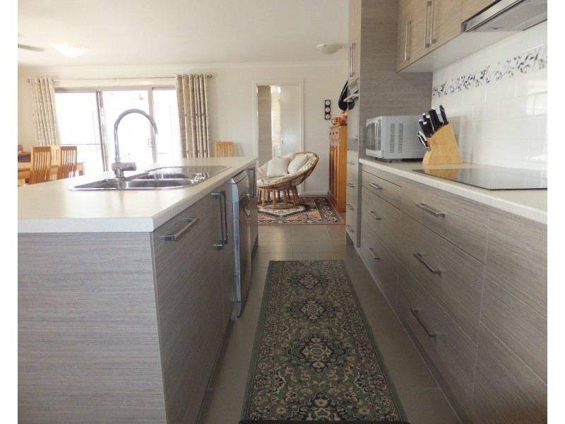 14 Westbury Way, Lakes Entrance VIC 3909