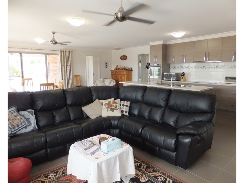 14 Westbury Way, Lakes Entrance VIC 3909