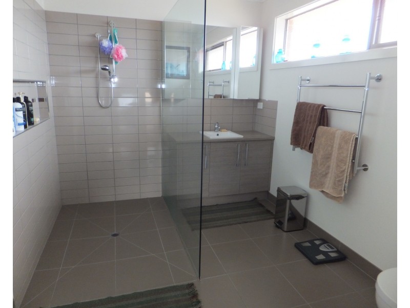 14 Westbury Way, Lakes Entrance VIC 3909