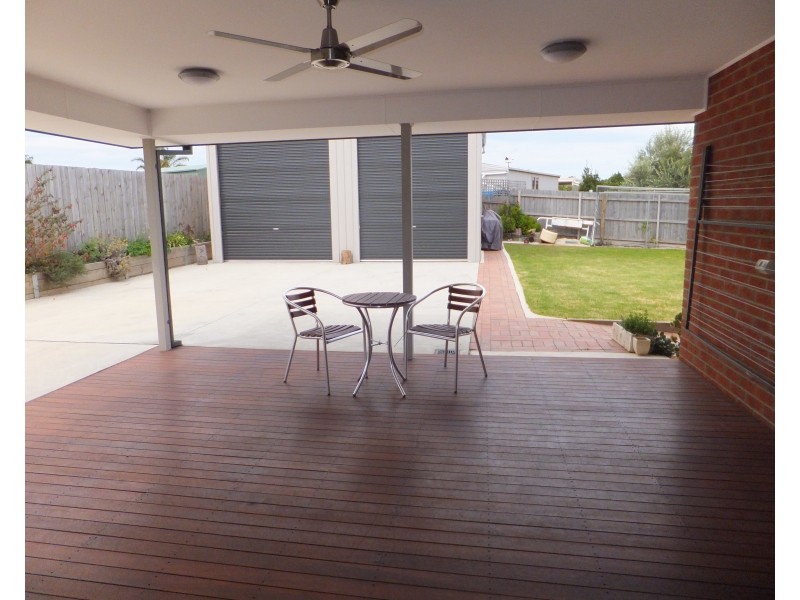 14 Westbury Way, Lakes Entrance VIC 3909