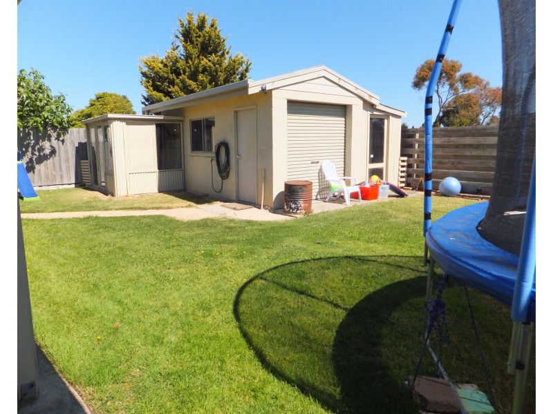 10 Lake Inlet Ave, Newlands Arm VIC 3875