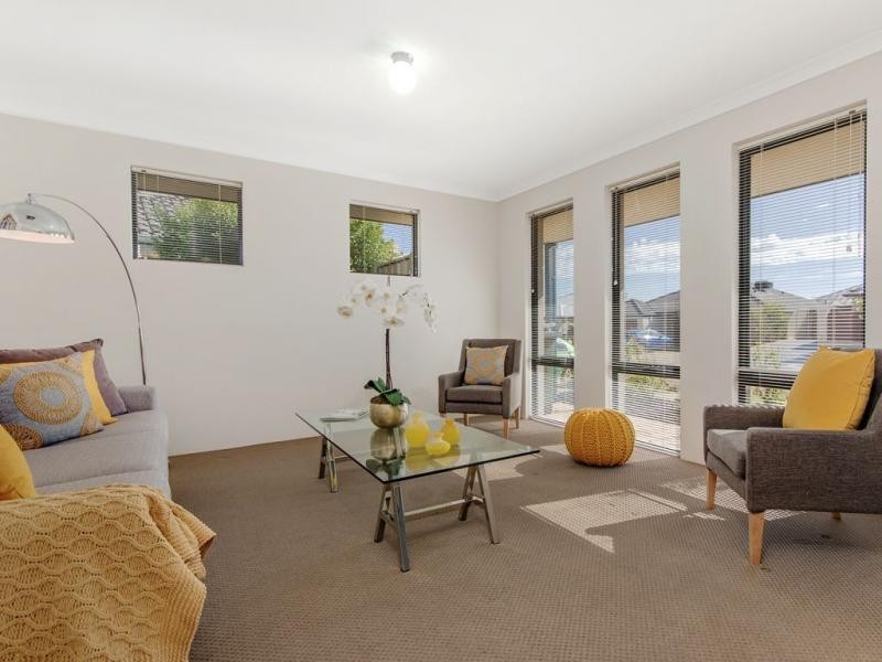 15 Lascelles Circus, Lakelands WA 6180
