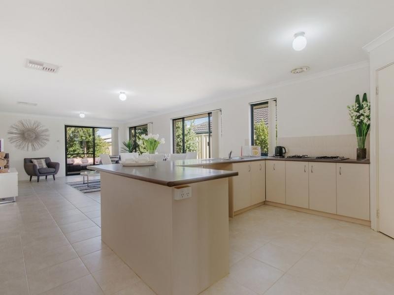 15 Lascelles Circus, Lakelands WA 6180