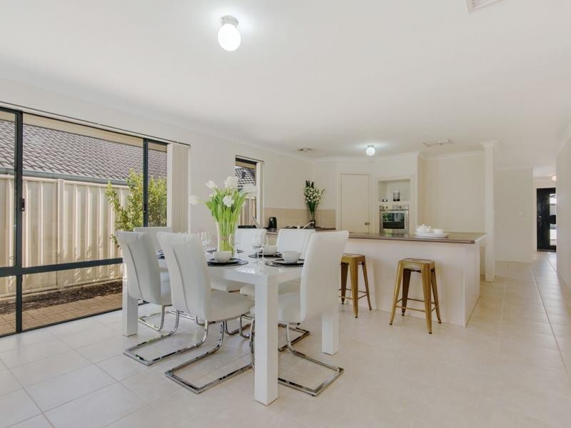 15 Lascelles Circus, Lakelands WA 6180