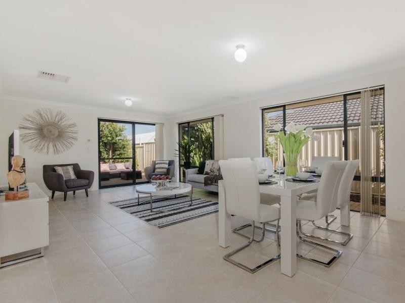15 Lascelles Circus, Lakelands WA 6180