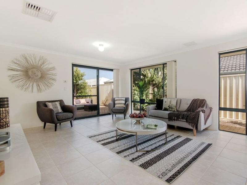 15 Lascelles Circus, Lakelands WA 6180