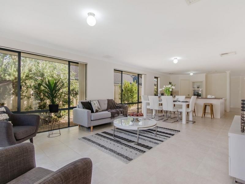 15 Lascelles Circus, Lakelands WA 6180