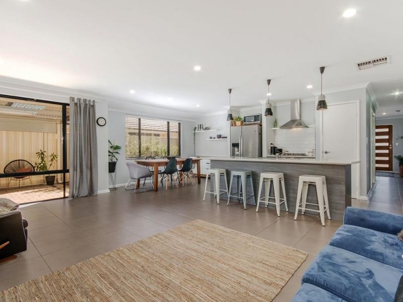 17 Highcliffe Circle, Lakelands WA 6180