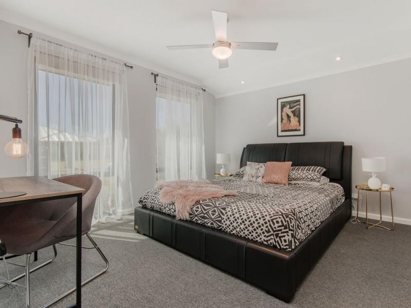 17 Highcliffe Circle, Lakelands WA 6180