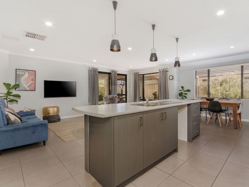 17 Highcliffe Circle, Lakelands WA 6180