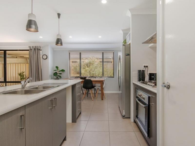 17 Highcliffe Circle, Lakelands WA 6180