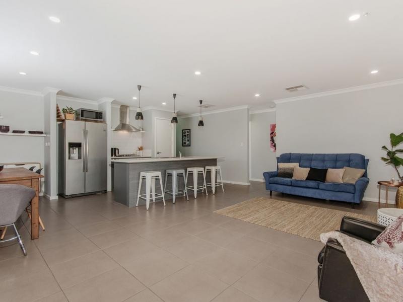 17 Highcliffe Circle, Lakelands WA 6180
